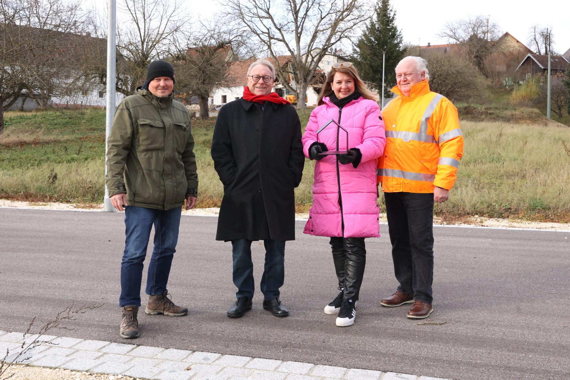 v.l.: Kämmerer Christoph Zeh, Werner Dehm (OPLA, Bürogemeinschaft für Ortsplanung und Stadtentwicklung Augsburg), Bürgermeisterin Sandra Dietrich-Kast und Peter Weigelt (Peter Weigelt Architekten und Ingenieure, Burgau). Foto: Peter Wieser